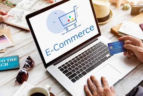 Une femme faisant son shopping sur un site E-commerce à l'aide de sa carte visa