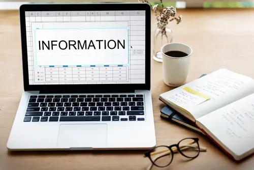 Un écran de MacBook ouvert sur un site Information